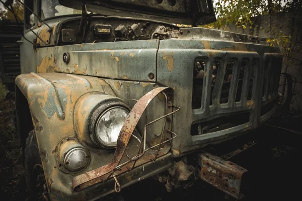 Старий іржавий зруйнований автомобіль або вантажівка — стокове фото