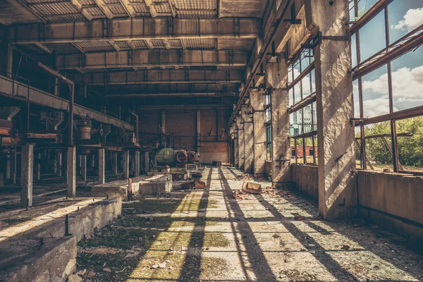 Verlaten industriële griezelig pakhuis in oude fabrieksgebouw van de donkere grunge — Stockfoto