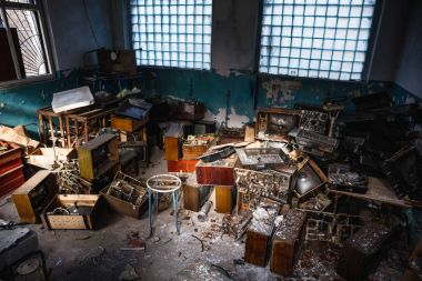 Kirli Oda çöpe arasında karanlık ürpertici terk edilmiş evde grup eski antika retro televizyon veya kırık Tv kutuları