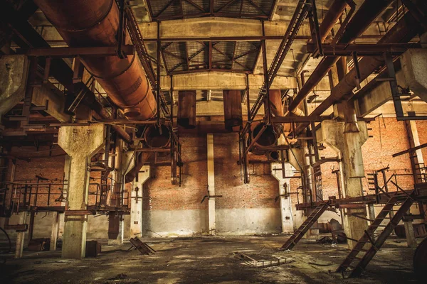 Almacén espeluznante industrial abandonado dentro de un antiguo edificio de fábrica de grunge oscuro — Foto de Stock