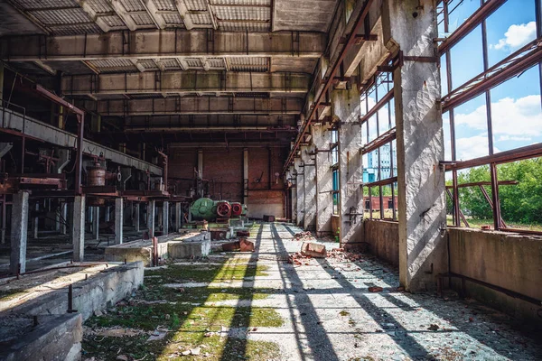 Entrepôt industriel effrayant abandonné à l'intérieur de vieux bâtiment d'usine sombre grunge — Photo