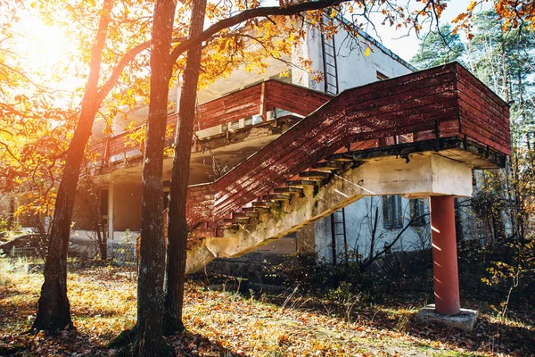 Altes verlassenes Gebäude mit Treppe, Herbstbäume mit sonnig warmem Licht — Stockfoto