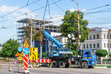 Voronej, Rusya - 15 Haziran 2017: Onarım yol ve yer altı su boru hatları Voronej Merkezi City, Rusya Federasyonu. Yol işaretleri