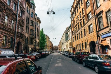 Saint Petersburg, Rusya - 1 Haziran 2017: Güzel evler ve arabalar çok St Petersburg merkezi olarak eski caddelerinden biri