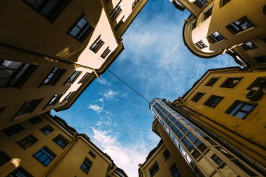 Tipik yarda-kuyuda St. Petersburg, Rusya Federasyonu
