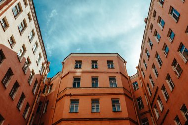 St. Petersburg, Rusya Federasyonu kuyuda avludan gökyüzünün klasik yarda iyi görünüm