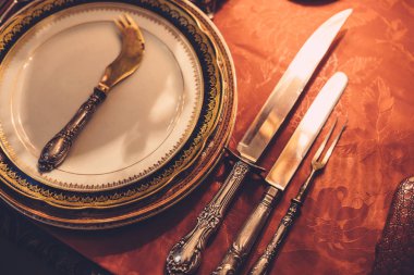 Vintage tablo kümesi, vintage plakalar ve tonda gümüş bıçak, üstten görünüm