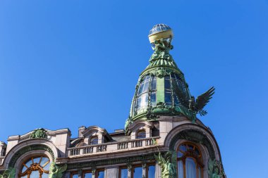 Nevsky Prospekt'e Saint Petersburg'daki şirketten şarkıcı bronz kubbe