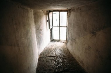 Açık pencere, eski ev