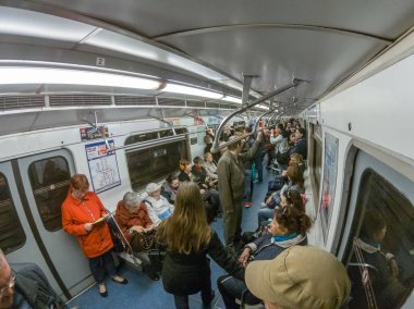 Saint Petersburg, Rusya - 1 Haziran 2017: İçinde St. Petersburg şehir metro metro vagonu insanlarla 