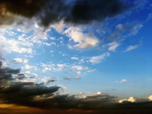 Beautiful sky with dramatic clouds — Stock Photo, Image
