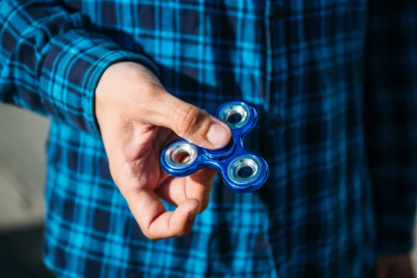 Mavi zemin üzerine mavi el spinner — Stok fotoğraf