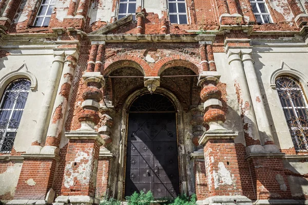 Wejście do stary opuszczony Kościół prawosławny z czerwonej cegły — Zdjęcie stockowe