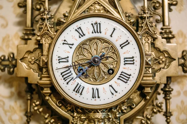Набір старих старовинних настінних годинників, ретро — стокове фото