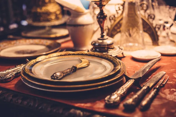 Набір старовинного посуду на червоному столі — стокове фото