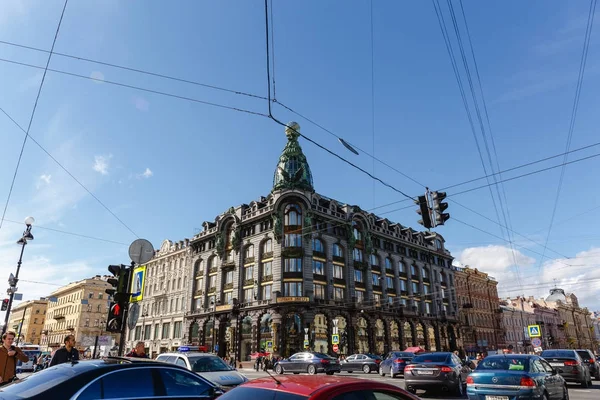 Sint-Petersburg, Rusland - 1 juni 2017: Zanger huis of huis van boeken met koepel en bronzen beelden op de hoek van Nevsky Prospekt en Gribojedov Cana — Stockfoto