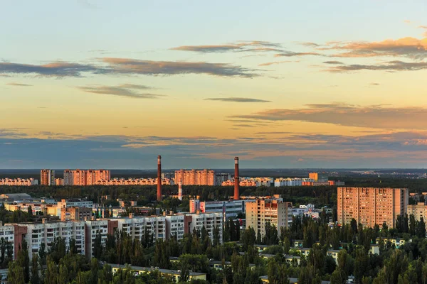 Vista panorámica desde una altura o vista aérea desde la azotea hasta las áreas de dormir de la ciudad de Voronezh al atardecer, paisaje urbano — Foto de Stock
