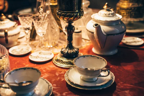 Kırmızı masada vintage yemek seti