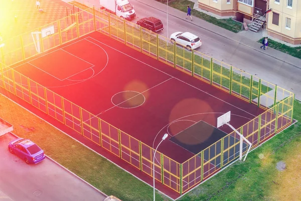 Basketball court in the courtyard of residential buildings, top view — Stock Photo, Image