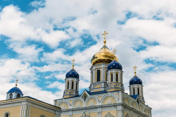 Croci ortodosse su cupole dorate e blu — Foto Stock