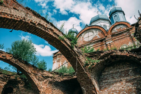 Руины разрушенной и разрушенной заброшенной православной церкви или храма — стоковое фото