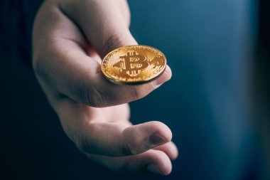 Cryptocurrency altın bitcoin para. Adam elinde tutan Kripto para - bankacılık web ve uluslararası ağ ödeme için elektronik sanal para biriminin simgesi