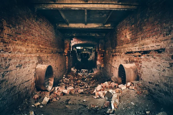 Régi sötét hátborzongató underground tégla alagút vagy folyosó vagy csatorna csővezeték, elhagyott romos ipari gyár — Stock Fotó