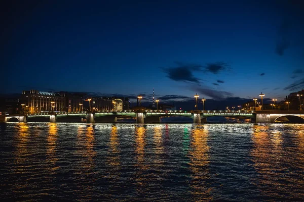 Puente en San Petersburgo con iluminación de luces en verano noche blanca, río Neva — Foto de Stock