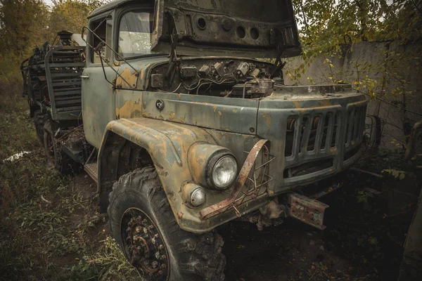 Viejo coche o camión oxidado destrozado — Foto de Stock