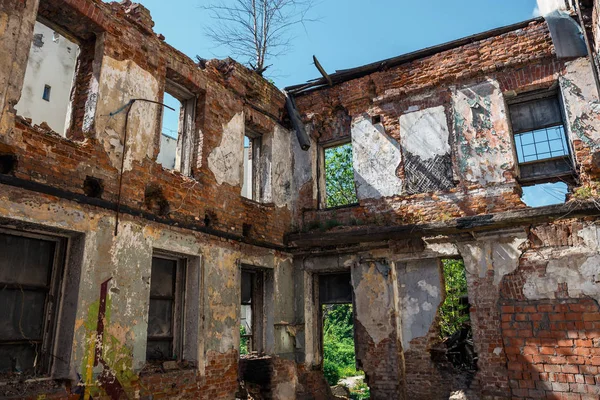 Os detritos de um edifício, casa arruinada, podem ser usados como consequências da guerra, terremoto ou outro desastre natural — Fotografia de Stock