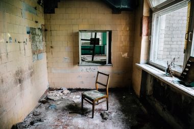 Eski terk edilmiş bir binada, sandalye içinde Oda