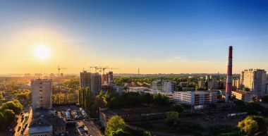 Akşam çatı üzerinden batımında Voronej şehrin havadan görünümü