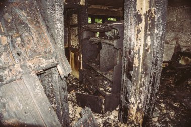 İç yanmış bir evde, yanmış kavrulmuş ahşap kapılar