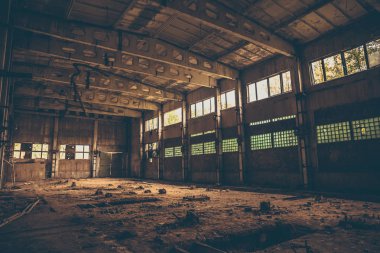 Terk edilmiş bina ya da fabrika atölye