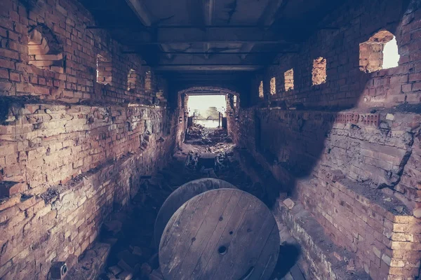 Antiguo oscuro espeluznante túnel de ladrillo subterráneo o corredor o tubería de alcantarillado en la fábrica industrial arruinada abandonada — Foto de Stock