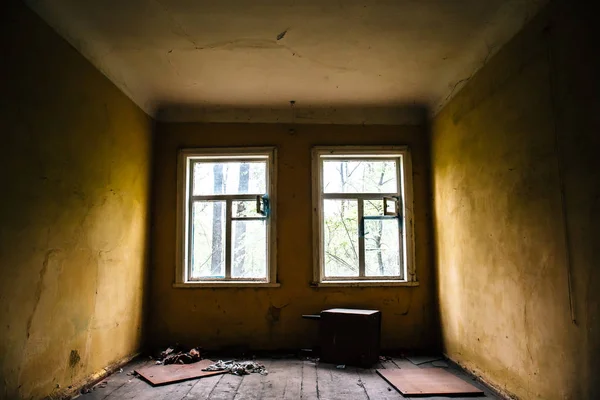 Chambre avec deux fenêtres dans maison abandonnée en ruine — Photo