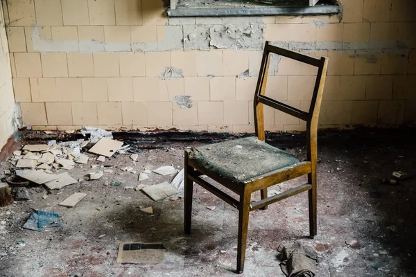 Silla dentro de una vieja casa abandonada — Foto de Stock