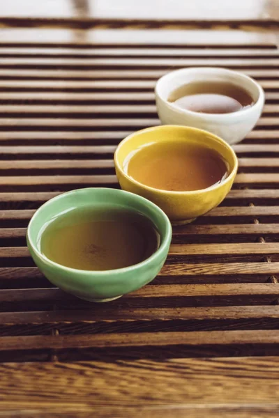 Copos ou pialas para Cerimônia de chá tradicional chinesa, imagem vertical — Fotografia de Stock