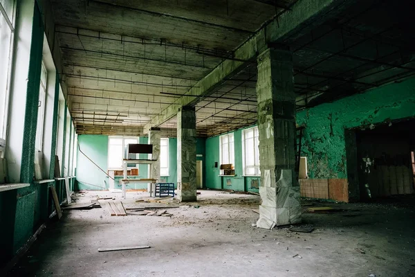 Large hall or warehouse in an old abandoned house — Stock Photo, Image