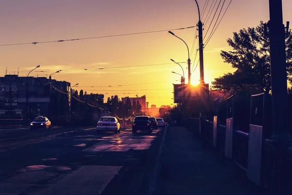 Tráfico de la ciudad, coches en el puente, hermosa puesta de sol por la noche — Foto de Stock
