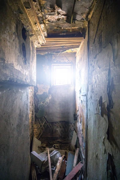 Destroyed room and bright light from little window, abandon — Stock Photo, Image