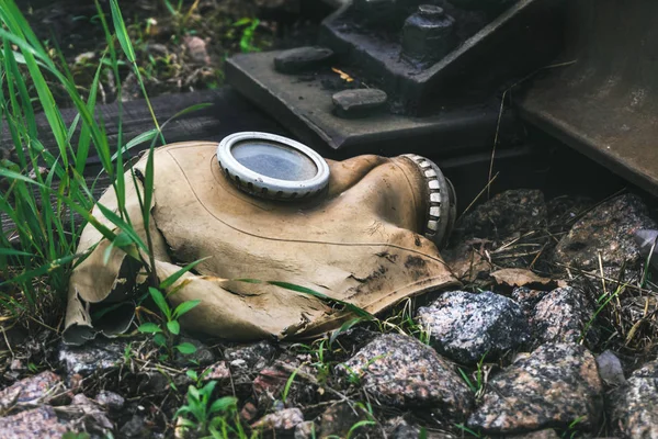 돌 중 비정형된 가스 마스크 — 스톡 사진