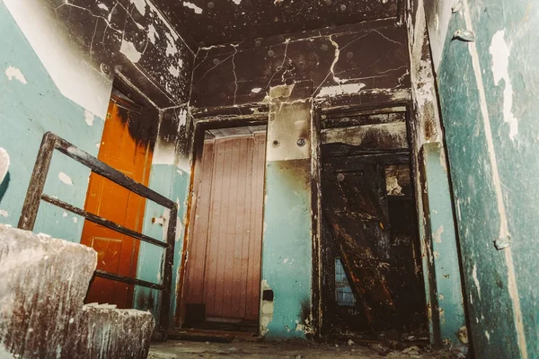 Entrada en una casa abandonada, apartamento quemado, escalera — Foto de Stock