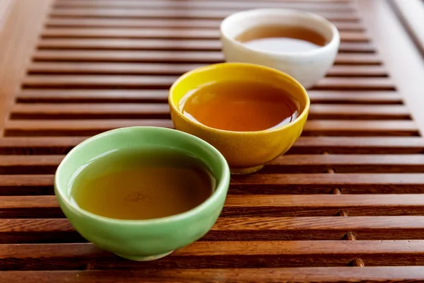 Coloful pialas com tae sobre teabord de madeira — Fotografia de Stock