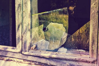 Kırık cam kırık pencere. Cam kurşun deliği