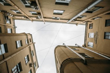 Tipik yarda-kuyuda St. Petersburg
