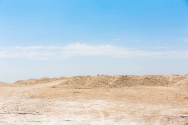 Tebeşir veya Kretase ocağı, kum veya tebeşir hills parlak mavi gökyüzü karşı