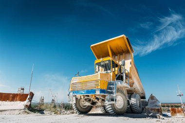 Büyük sarı maden kamyonu. Endüstriyel makine çalışma