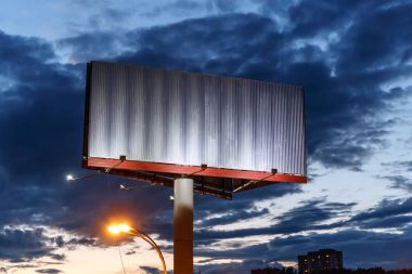 Boş demir billboard dramatik gökyüzü akşam arka planı