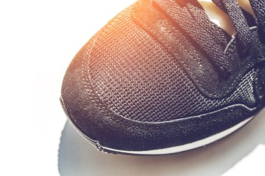 Spor ayakkabı üstten görünüm açık renkli üzerinde